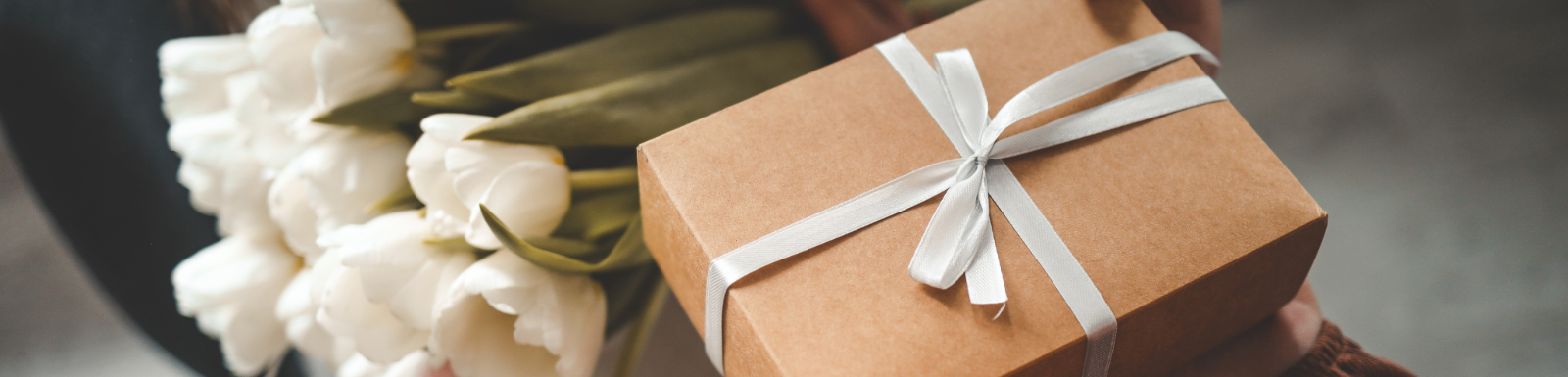 Massagegutschein als liebevolles Geschenk - mit weissen Tulpen als Symbol der Achtsamkeit